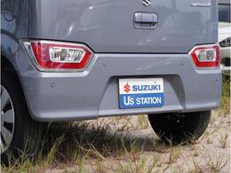 【リアパーキングセンサー】バンパーに付いたセンサーが障害物を検知。一定の距離に近づくとアラートで教えてくれます。狭い駐車スペースや車庫入れ時も安心です。