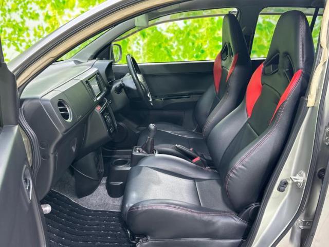 WECARSでは各商談席に大型モニターをご用意しております！見やすい大画面でゆったりと全国の在庫をご覧いただけます！是非ご来店お待ちしております！