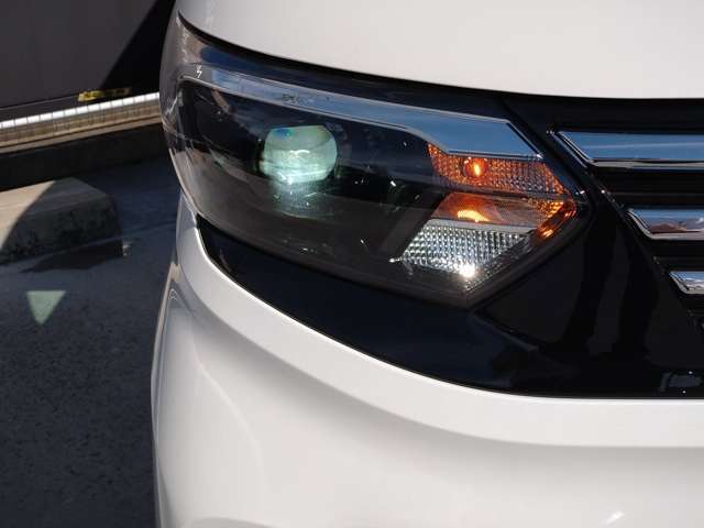 LEDヘッドライトは省電力ですが、純白光で驚くほど明るく夜道を照らしてくれます。対向車や周囲の状況を判断してハイビーム/ロービームを自動で切り替えるハイビームアシストを装備。
