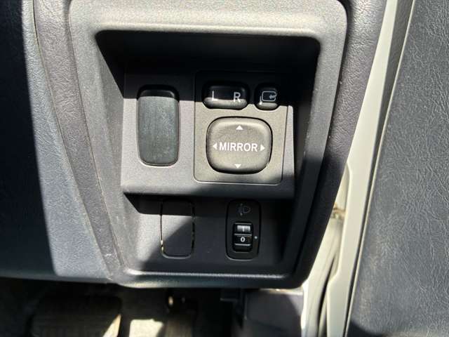 駐車の際などに便利な電動格納ミラー装備！