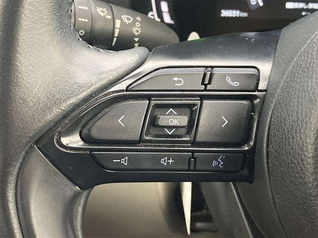 運転中、オーディオの操作をしてて、ハッとしたことはありませんか？ステアリングスイッチは、運転中でもハンドルでオーディオの操作が可能です。安全なドライブをサポートします。