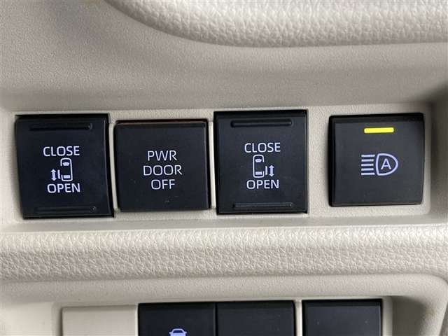 両側パワースライドドアです。両手が荷物でいっぱいの時、どちらからでもドアの開閉がラクラクです♪安全装置も付いているので、お子様の乗り降りも安心の便利機能です。