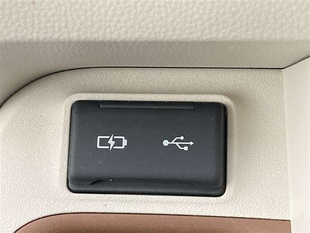 こちらのクルマはUSB接続コネクタも装備されています♪スマホの充電などにお使い下さい。ご旅行中での充電切れも、これなら心配いりませんね！