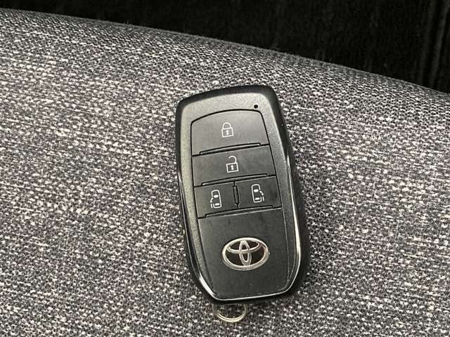 ドアの開閉時、両手が荷物で塞がっている時はキーレスでのカギの解除が大変ですよね。スマートキーはポケットやバッグに入れておけば、ノブに触れただけでロックの解除が可能です。とても便利な機能です。