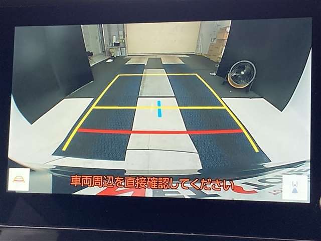こちらのバックカメラは画面にラインが表示されておりますので、バック時のクルマの進行方向の目安になります。より高いレベルで車庫入れをサポートする、便利な機能ですね。