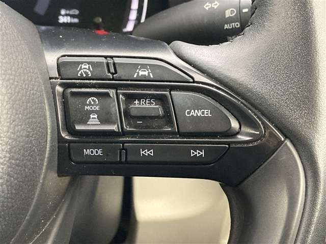 前方の車との車間を設定し、スピードを上げたり緩めたりを自動で行ってくれる追尾式の「レーダークルーズ」。上級装備の一つです！高級車にしかつかない嬉しい機能です。