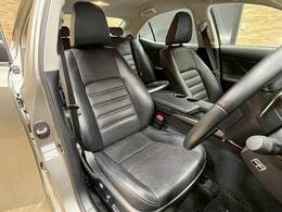 【レザーシート】ならではの高級感あふれる内装がこたわりのアイテム。見た目の高級感とより上質な座り心地をお楽しみください。