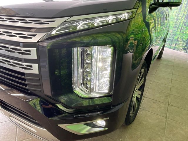 【LEDヘッドライト】悪天候や夜間走行時も良好な視界を確保し安心して運転できる高輝度LEDヘッドライトを装備！点灯速度が早く、消費電力も抑えられています。