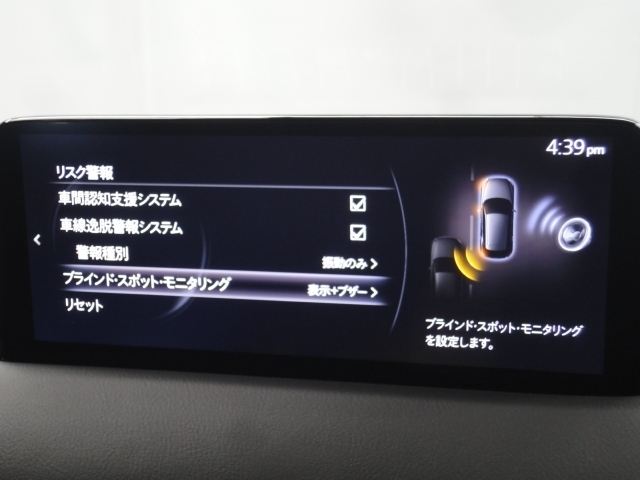 リアバンパーの内側に設置したセンサーで側方・後方からの車両接近を感知し、ドアミラーの鏡面に備えたインジケーターの点滅でドライバーに通知♪ドライバーの安全確認をサポート致します。
