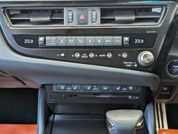 【デュアルオートエアコン】運転席・助手席で温度の調節ができます。いつでも快適にお乗り頂けます！