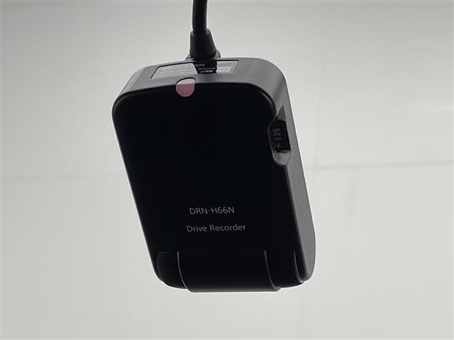 【ドライブレコーダー】映像・音声などの運転中の記録を残します。事故などを起こした起こされた時の証拠になりえますので、もしも時でも安心ですね。