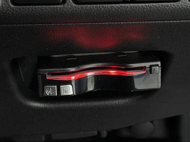 【ETC】有料道路を利用する際に料金所で停止することなく通過できる、ETC車載器（ノンストップ自動料金収受システム機器）が装備されています。セットアップを行うことで利用可能になります。