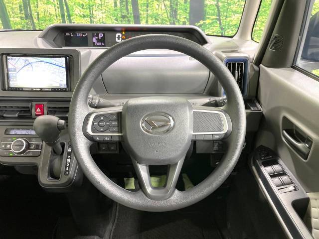 インテリアに合わせたデザインのステアリングは、運転される方のことも考え、運転しやすい形状、大きさです。是非一度、実際に触ってお確かめください。