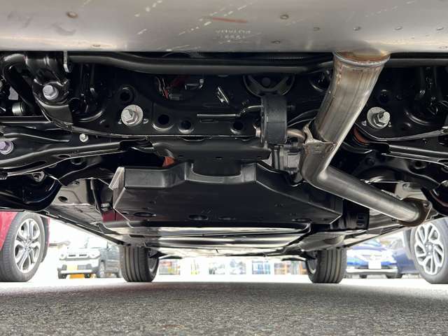 自社陸運局認証工場＆指定工場完備！国家資格車検検査員資格を持った整備士による整備。ステレオ・エアコン等走行に関係の無い所も不具合箇所が有れば修理してご納車致します☆