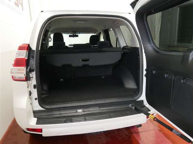 開口部の広いラゲージスペースは、荷物をラクラク積み込めます。