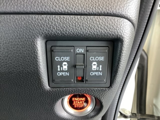 リアドアは乗り降りに便利な両側電動スライドドアです。また運転席に座っていながらスイッチ操作で自在にスライドドアを開け閉めできます。