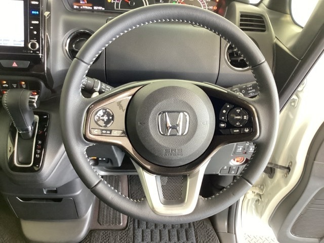 ハンドルにHondaセンシング系のクルーズコントロールやレーンキープアシストなどのスイッチと、オーディオの操作スイッチが装備されています。ハンドルから手を離さず安全に操作できます。