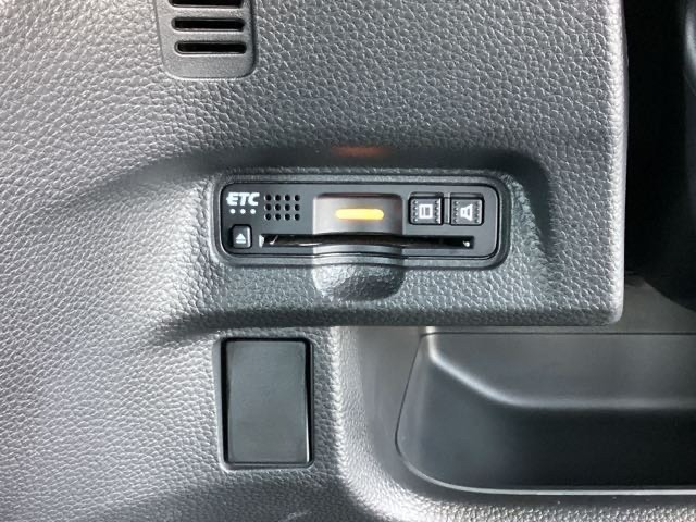 ハンドルの左下にETCがついています。高速道路の料金所の通過も楽々です。　カードの取り出しもしやすい場所についています。