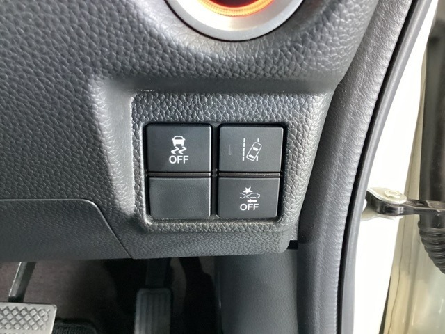 Hondaセンシング用の、VSA（ABS＋TCS＋横滑り抑制）解除とレーンキープアシストシステムのメインスイッチなどはハンドルの右側に装備しています。
