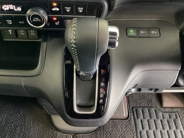 CVT車のセレクトレバーです。低速から高速まで、変速ショックのないスムーズな走りを実現するとともに、エンジン効率のよい領域を維持することで燃費にも貢献します。