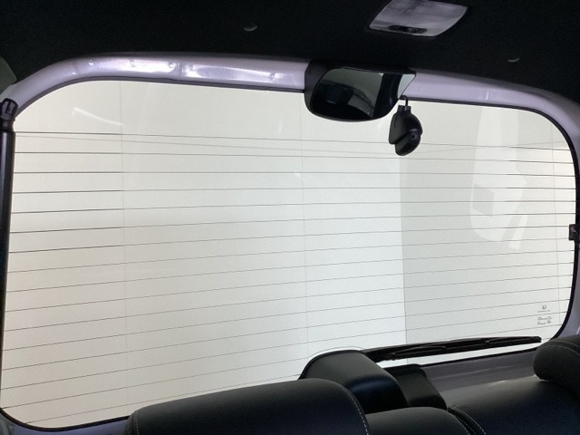 後方にもドライブレコーダーのカメラが付いています。前後両方でお車の周りを監視・記録いたします。