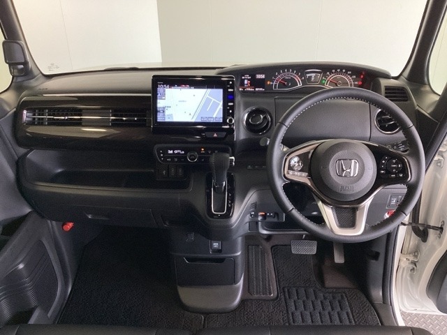 車内は光触媒抗菌消臭施工済です。インパネ周りはスタイリッシュなデザインです。グローブボックスやカップホルダーのほかにトレーなどたくさんの収納スペースが付いています。