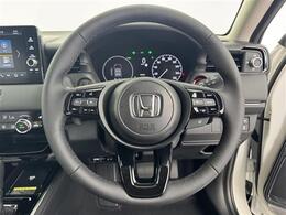 【ステアリング】軽い力で扱いやすいハンドルです。目立つ傷やスレなどなく綺麗な状態です！除菌プランいれていただくとさらに快適に！清潔なお車はお子様にも安心ですね！