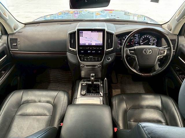 コックピット。車内もキレイで嫌な臭いもありません！ご納車後の臭いが付きにくくなる「空気触媒コーティング」もあります。