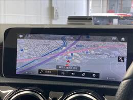 【純正ナビ】一体感のあるナビは、高級感ある車内を演出してくれます。Bluetooth再生などオーディオ機能も充実しておりますので、運転もより楽しめます♪