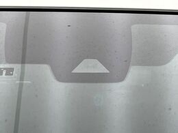 【インテリジェントエマージェンシーブレーキ】フロントカメラで前方の車両や歩行者を検知。衝突しそうな時は衝突被害軽減ブレーキが作動、衝突回避をサポート。より安全にドライブをお楽しみいただけます。