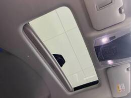 【サンルーフ】開放感たっぷりの希少装備、サンルーフが装着されています！車内に明かりを取り入れたり景色を楽しむ以外にも、車内の空気も簡単に換気できて快適です！
