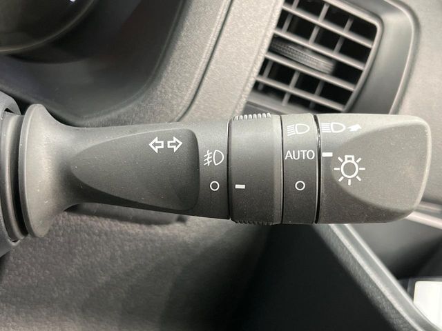 【オートライト】周りの明るさに応じて自動でヘッドライトの点灯・消灯ができる機能です！ライトの付け忘れ・消し忘れなどが無くなり、雨の日や夕方の走行も安心！トンネル通過時も便利ですね♪