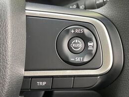 【アダプティブクルーズコントロール】高速道路での長距離走行が楽に！！自動で速度を保つクルーズコントロールが、衝突軽減システムと連携し、前方の車両を感知して車間を保つように速度調節してくれます！！