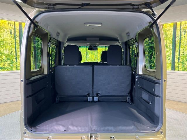 普段のお買い物や通勤、送迎等に十分な荷室スペースを確保しております。セカンドシートを倒すと、大きな荷物の積載も可能です♪