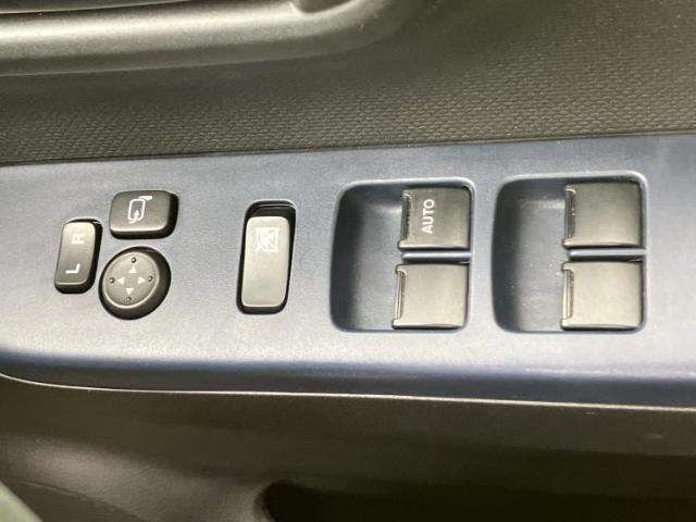 WECARSの展示場では実際に見て、触ってお車をお選びいただけます！知識の豊富な営業スタッフが様々なカーライフをご提案いたします！