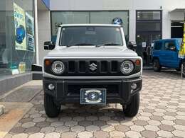 ジムニーらしさの象徴、5スロットグリルと丸型ヘッドランプ＆独立ターンランプ。