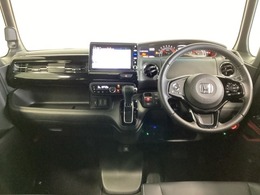 車内は光触媒抗菌消臭施工済です。スタイリッシュなデザインでスポーティなインパネ周りを演出します。グローブボックスやカップホルダーのほかにトレーなどたくさんの収納スペースが付いています。