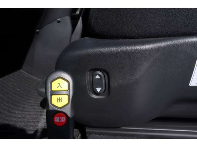 助手席の回転と昇降は、シート左のスイッチかリモコンで操作します。