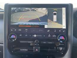 【マルチビューカメラシステム】まるでクルマを真上から見下ろしたかのような視点で駐車をサポートします！クルマの斜め後ろや真横など、前後左右の4つのカメラの映像が合成されて、モニターに映し出されます。