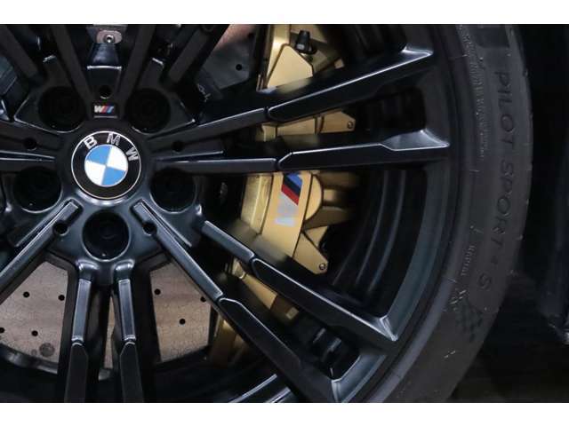 純正オプションのMカーボン・セラミック・ブレーキ・システム(￥1,183,000)装備！！