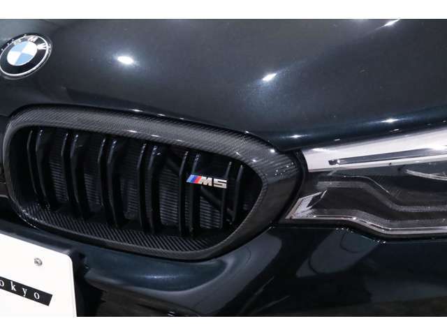 純正オプションのM Performanceカーボン・ブラック・キドニー・グリル(￥151,800)装備！！