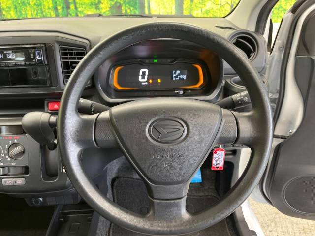 インテリアに合わせたデザインのステアリングは、運転される方のことも考え、運転しやすい形状、大きさです。是非一度、実際に触ってお確かめください。