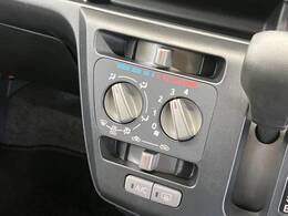 寒い冬も暑い夏も全席に快適な空調を届けてくれる、ダイヤル式エアコンを装備♪