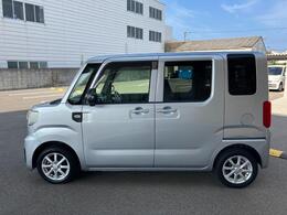 当店は、大浦街道沿いに店舗を構えております。下取車を中心に、高品質の車を厳選し、展示致しております。