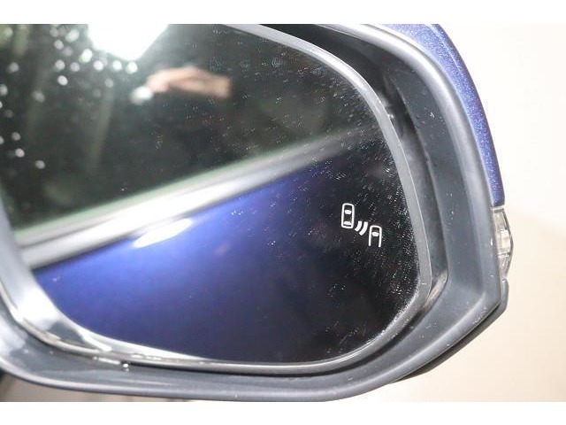 BSM（ブラインドスポットモニター）を装備。　隣の車線を走る車両が死角エリアに入ると、ドアミラーのインジケーターが光ってお知らせ！
