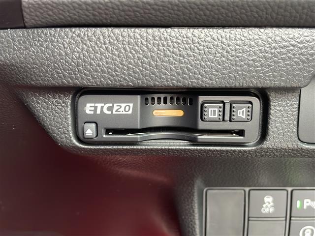 【ETC】有料道路を利用する際に料金所で停止することなく通過できる、ETC車載器（ノンストップ自動料金収受システム機器）が装備されています。セットアップを行うことで利用可能になります。