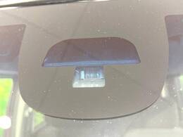 【シティブレーキアクティブシステム】低速走行中に前方の車両等を認識し、衝突しそうな時は警報とブレーキで衝突回避と被害軽減をアシスト。より安全にドライブをお楽しみいただけます。
