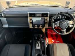 【室内】コックピット。車内もキレイで嫌な臭いもありません！ご納車後の臭いが付きにくくなる「空気触媒コーティング」もあります。