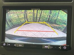 【バックカメラ】駐車時に後方がリアルタイム映像で確認できます。大型商業施設や立体駐車場での駐車時や、夜間のバック時に大活躍！運転スキルに関わらず、今や必須となった装備のひとつです！