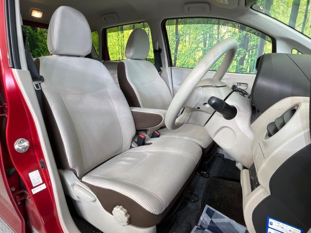 運転席シート廻りは使用感も少なく、良好な状態となっています。丁寧に使われていたことがよくわかりますね。